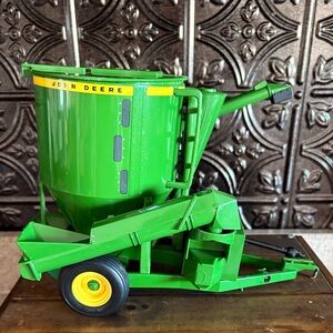 John Deere Grinder/ Mixer 1:16 Scale, Die-Cast Metal Farm Toy